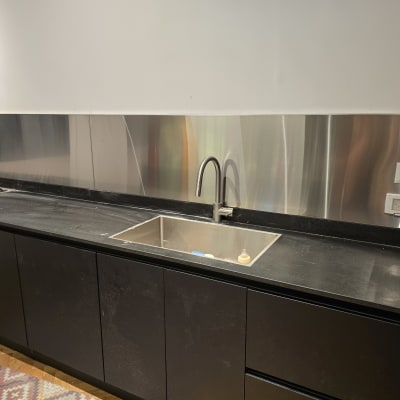 מטבח מודרני עם כיור וברז נירוסטה