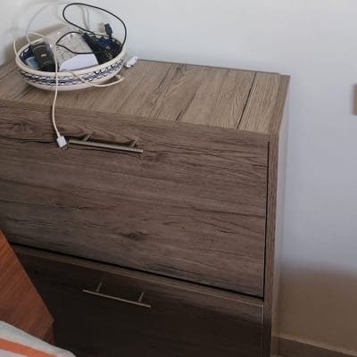 מגירה עם כבלים ומטענים על השידה