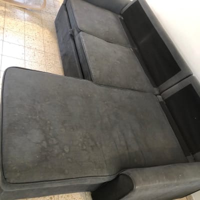 ספה אפורה עם כתמים על הרצפה