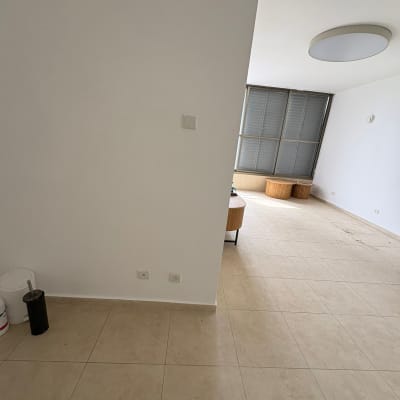 חדר ריק עם רצפת אריחים וחלון גדול