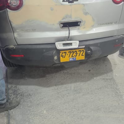 תיקון רכב עם לוחית רישוי וסימני עבודה