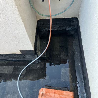 פינה אטומה עם זפת ומים עומדים