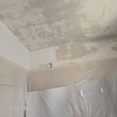 תקרה עם תיקוני צבע ופלסטיק מגן על הקירות