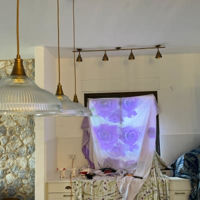 שקעים חשמליים על קיר עם כבלים וכלים