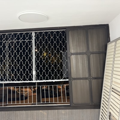 חלון עם תריסים מוסרים, מראה עבודה בתחום הניקיון