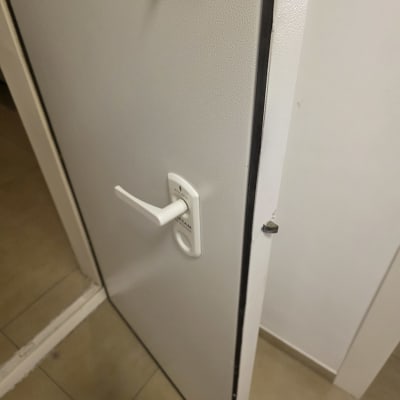 דלת עם ידית לבנה ומנעול