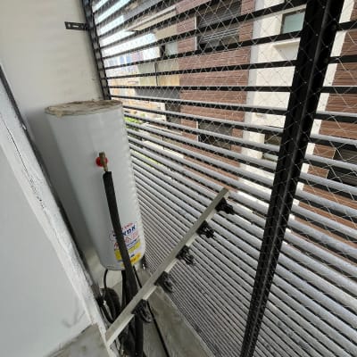 רשת מתכת למניעת כניסת יונים במרפסת