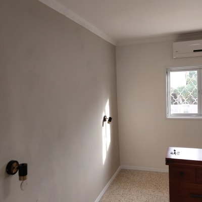 קיר צבוע בצבע בהיר עם תאורה על הקיר