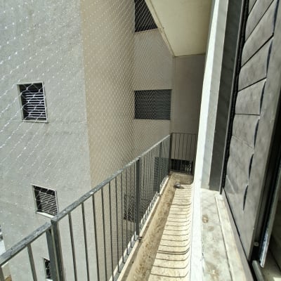 התקנת רשת שקופה נגד יונים במסתור כביסה בבניין מגורים
