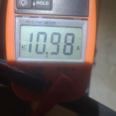 מד זרם חשמלי עם תצוגה של 10.98 אמפר