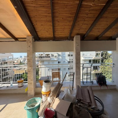 מרפסת עם ציוד בנייה וחומרים שונים