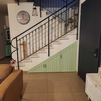 ארון עץ ירוק מתחת למדרגות עם דלתות