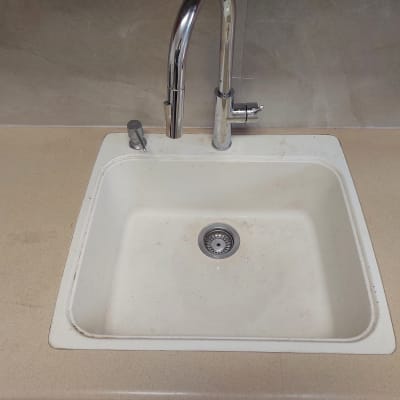 כיור עם ברז על משטח שיש בהיר