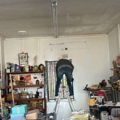 אדם על סולם מתקין מזגן על קיר