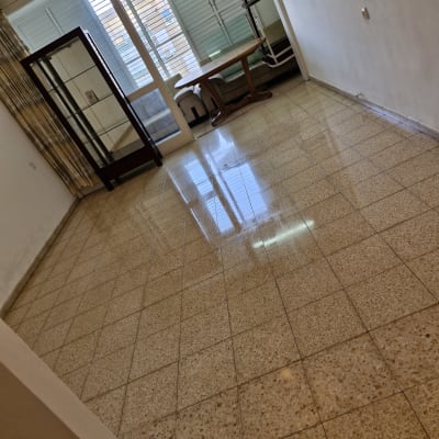 רצפה נקייה ומבריקה עם השתקפות אור