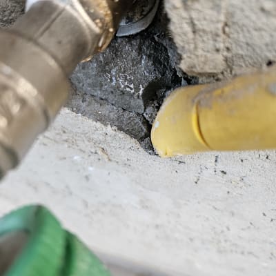 חיבורים וצינורות בקיר, עבודה טכנית.