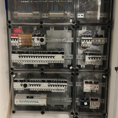 לוח חשמל עם חוטים ומפסקים