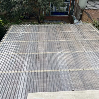 גג מתכת עם עצים מסביב