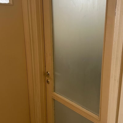 דלת עם זכוכית חלבית בחלק העליון והתחתון