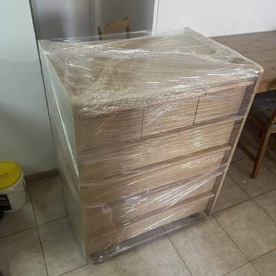 רהיט עטוף בניילון מוכן להובלה