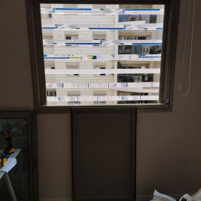 מסגרת אלומיניום ליד חלון עם נוף חיצוני