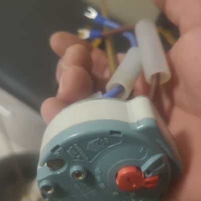 חלק חשמלי עם חוטים ביד אדם