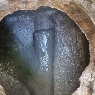 פתח ביוב עם נוזלים כהים בתוכו