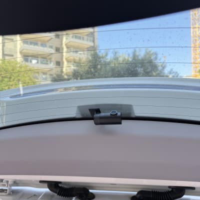 מצלמה מותקנת על דלת תא מטען של רכב