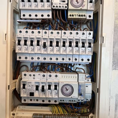 לוח חשמל עם מפסקים וחוטים חשמליים