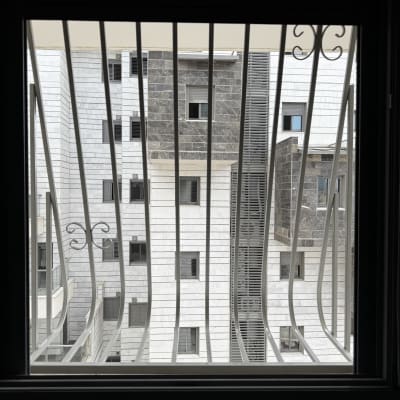 סורגים בחלון עם מבנה ברקע