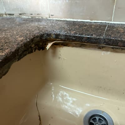 כיור עם נזקי מים ושיש פגום
