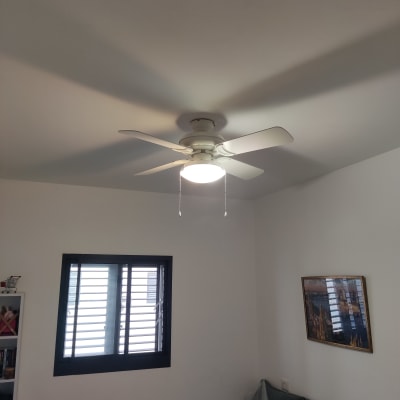 מאוורר תקרה עם תאורה דולקת בחדר