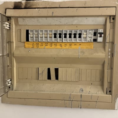 לוח חשמל עם מפסקים וחוטים