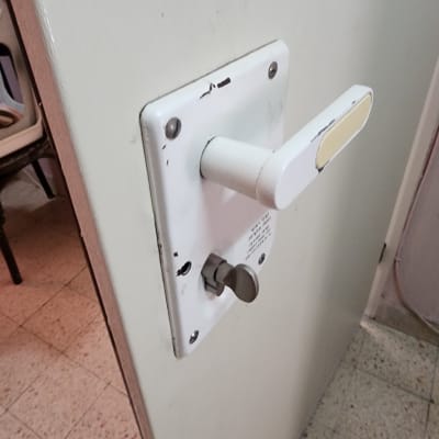 מנעול דלת עם ידית לבנה