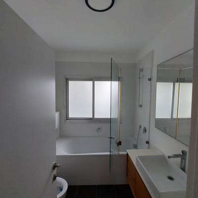 חדר אמבטיה עם קירות צבועים בלבן