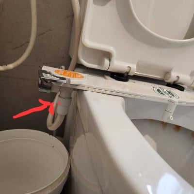 חיבור צינור מים לאסלה עם מכסה פתוח