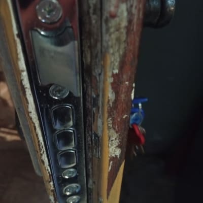 מנעול דלת עם מפתח תלוי