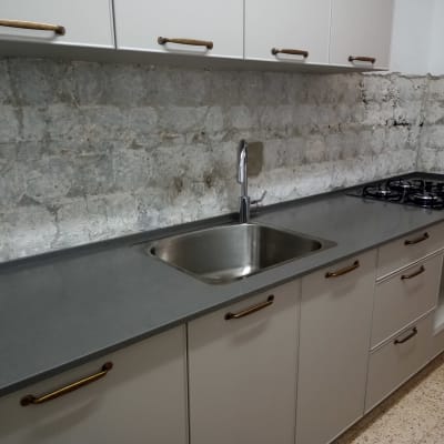 שיש אפור במטבח עם כיור וברז