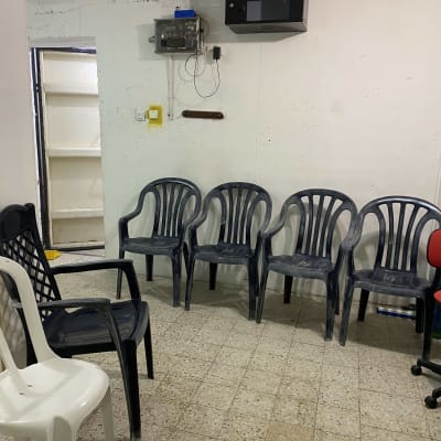 ארון תקשורת עם כבלים על קיר לבן