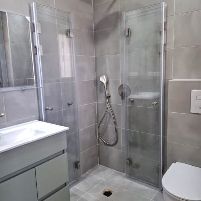 מקלחת עם דלתות זכוכית וברז ניקל