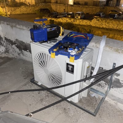 יחידת מיזוג אוויר עם כלי עבודה על גג