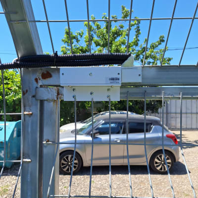 תיבת אינטרקום מותקנת על גדר מתכת