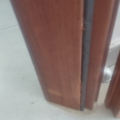 תקריב של דלת עץ עם מסגרת מתכת
