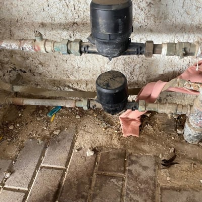 צינורות מים עם מד מים וחיבורים