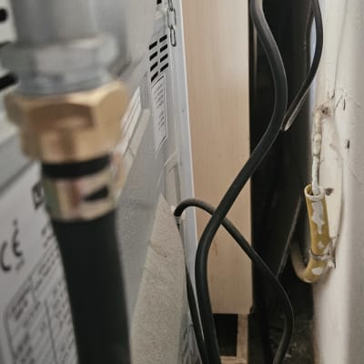 צינור גז מחובר למכשיר עם כבלים חשמליים