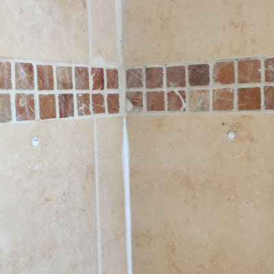 קיר אריחים עם פסיפס ותפר אטום בסיליקון