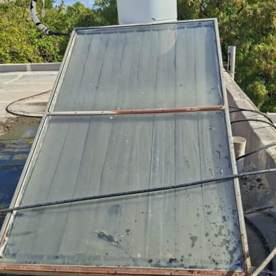 דוד שמש ומערכת סולארית על גג