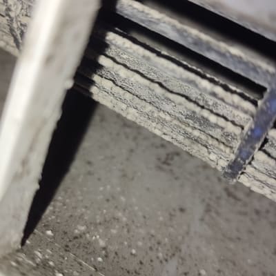 חלק פנימי של מזגן עם לכלוך ואבק