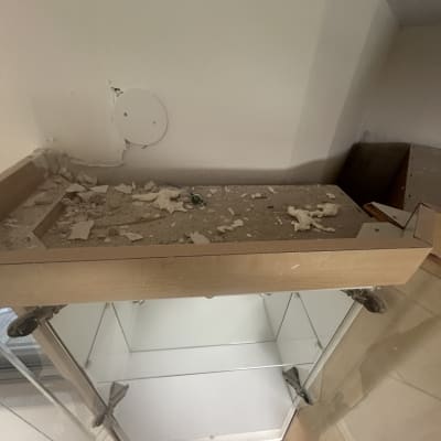 ארון זכוכית עם אבק ולכלוך על המדף העליון
