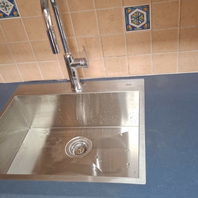 כיור מותקן על משטח שיש במטבח